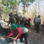 Anggota Satgas TMMD reguler ke-130 tampak semangat menyelesaikan pekerjaan.