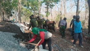 Anggota Satgas TMMD reguler ke-130 tampak semangat menyelesaikan pekerjaan.