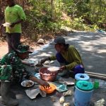 Anggota TNI menikmati makan siang bersama warga, di sela-sela program TMMD Reguler ke-130 di Desa Ngajaran, Kecamatan Sale.
