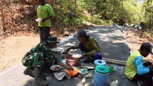 Anggota TNI menikmati makan siang bersama warga, di sela-sela program TMMD Reguler ke-130 di Desa Ngajaran, Kecamatan Sale.