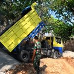 Pengecekan pasir yang dipakai untuk pembetonan jalan, dalam TMMD Reguler ke-130 di Desa Ngajaran, Kecamatan Sale.