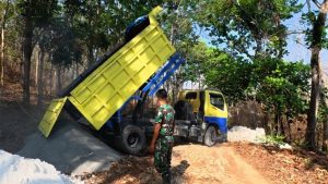 Pengecekan pasir yang dipakai untuk pembetonan jalan, dalam TMMD Reguler ke-130 di Desa Ngajaran, Kecamatan Sale.