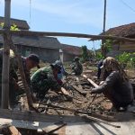 Pembersihan puing-puing kayu rumah, saat penataan rumah tidak layak huni, dalam program TMMD di Desa Ngajaran Kecamatan Sale.