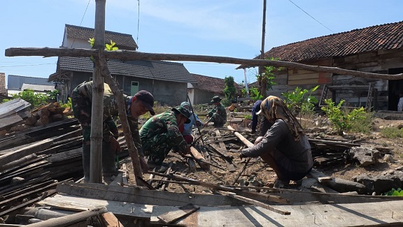 Usai Bongkar RTLH, Satgas TMMD Bersama Masyarakat Lakukan Pembersihan Puing-Puing