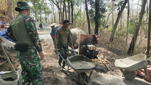 Keringat Bercucuran, Tetap Tak Lupakan Penampilan (Sisi Lain TMMD Ngajaran)