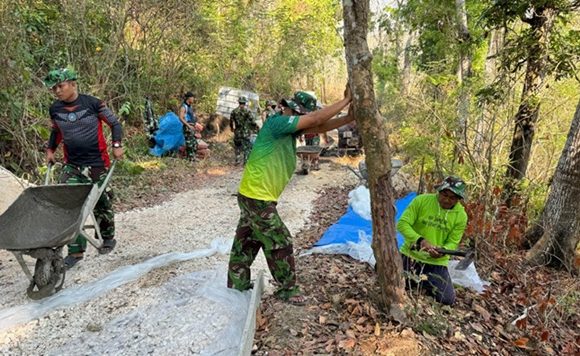 Lebarkan Jalan, Demi Kenyamanan Masyarakat Di Daerah Terpencil (TMMD Reguler Desa Ngajaran Kec. Sale)