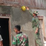 Anggota TNI memperbaiki rumah tidak layak huni di Desa Ngajaran, Kecamatan Sale, dalam program TMMD reguler ke-130.