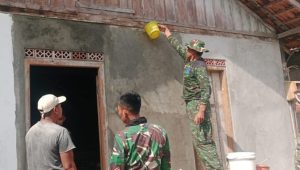 Anggota TNI memperbaiki rumah tidak layak huni di Desa Ngajaran, Kecamatan Sale, dalam program TMMD reguler ke-130.