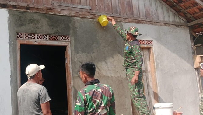 Tak Hanya Jago Perang, Tapi Juga Jago Perbaiki Rumah (5 Rumah Warga Ngajaran Ditata Dalam Program TMMD)
