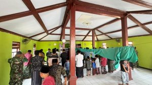 Anggota TNI bersama masyarakat menunaikan ibadah sholat, di sela-sela kegiatan TMMD reguler ke-130 di Desa Ngajaran, Kecamatan Sale.