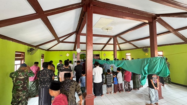 Tetap Utamakan Ibadah, Di Tengah Padatnya Kegiatan (Serba-Serbi TMMD Di Desa Ngajaran Kec. Sale)
