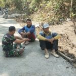 Anggota Satgas TMMD memanfaatkan waktu istirahat, mengobrol dengan warga Desa Ngajaran Kecamatan Sale.