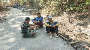Anggota Satgas TMMD memanfaatkan waktu istirahat, mengobrol dengan warga Desa Ngajaran Kecamatan Sale.