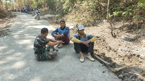 Waktu Istirahat Satgas TMMD, Dijadikan Sarana Bertukar Informasi Dengan Warga
