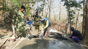 Pengerjaan jalan rabat beton, dalam TMMD Reguler ke-130 di Desa Ngajaran, Kecamatan Sale.