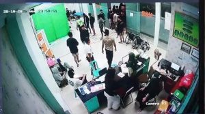 Aparat kepolisian masuk ke Puskesmas Kragan I, meminta rekan-rekan korban keluar UGD Puskesmas. (Foto atas) Situasi rekan-rekan korban di depan Puskesmas, sebelum polisi datang.