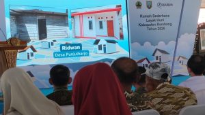 Salah satu rumah yang dibangun, sebelum dan sesudah. (Foto atas) Rumah yang dibangun diserahterimakan oleh pihak PT. Djarum kepada pemilik, Kamis (29/10).